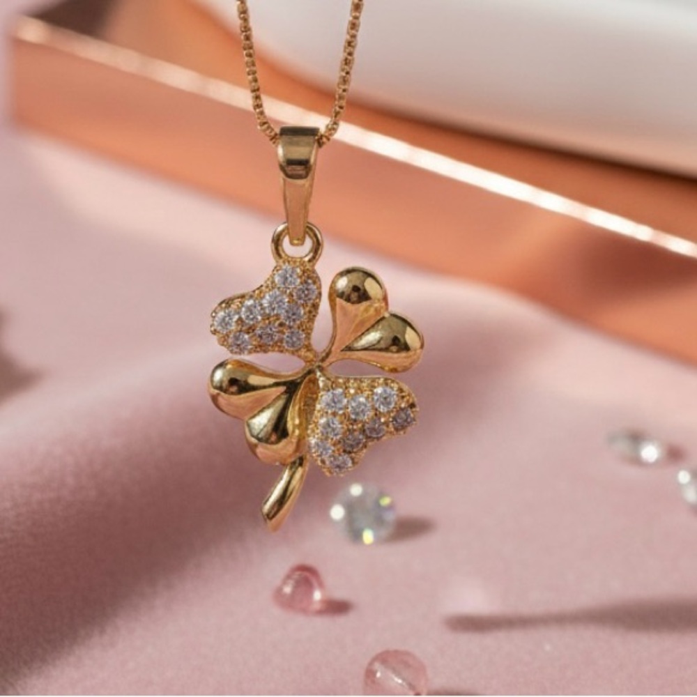 Elegant Gold Clover Pendant Necklace